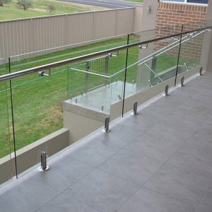 frameless-glass-balcony-railing-spigot-railing-system-with-round-spigot-glass-clamp