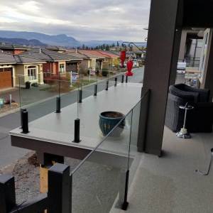 deck-doctor-topless-glass-railing-short-post-west-kelowna